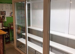 Установка раздвижных пластиковых окон Slidors в цветочном магазине позволит эффективно разграничить теплое и холодное помещение. https://spektr-33.ru