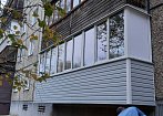 Остекление балкона пластиковыми окнами Rehau. Обшивка сайдингом снаружи.  mobile