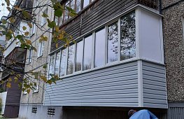 Остекление балкона пластиковыми окнами Rehau. Обшивка сайдингом снаружи.  tab