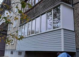 Остекление балкона пластиковыми окнами Rehau. Обшивка сайдингом снаружи. 