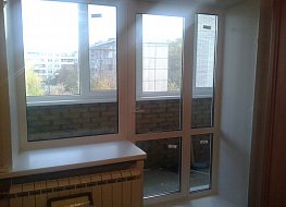 Монтаж балконного блока и остекление. Пластиковые окна Rehau, при застекленном балконе достаточно однокамерного стеклопакета. https://spektr-33.ru