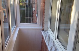 Остекление балкона пластиковыми окнами Rehau. Внутренняя отделка с утеплением. Устройство деревянного пола. https://spektr-33.ru tab