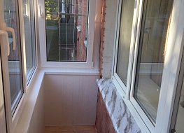 Остекление балкона пластиковыми окнами Rehau. Внутренняя отделка с утеплением. Устройство деревянного пола. https://spektr-33.ru