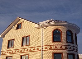 Остекление дома пластиковыми окнами KBE. Ламинированный профиль, двухкамерные теплопакеты STIS эффективно сохраняют тепло. https://spektr-33.ru