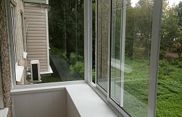 Остекление балкона алюминиевыми окнами, внутренняя отделка пластиковыми панелями, устройство деревянного пола, обшивка сайдингом. https://spektr-33.ru tab