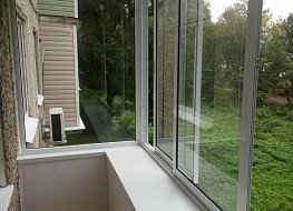 Остекление балкона алюминиевыми окнами, внутренняя отделка пластиковыми панелями, устройство деревянного пола, обшивка сайдингом. https://spektr-33.ru