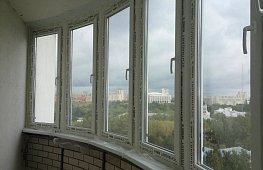 Остекление полукруглого балкона пластиковыми окнами Rehau. Множество эркеров требуют точного расчета размеров конструкции. Двухкамерный стеклопакет tab