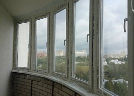 Остекление полукруглого балкона пластиковыми окнами Rehau. Множество эркеров требуют точного расчета размеров конструкции. Двухкамерный стеклопакет