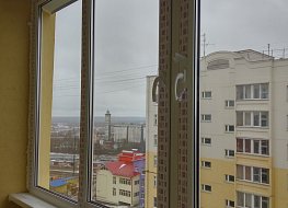 Остекление лоджии пластиковыми окнами Rehau. Недорогое теплое остекление позволит сохранить тепло и улучшить звукоизоляцию. https://spektr-33.ru
