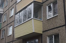 Остекление балкона алюминиевыми раздвижными окнами. Холодный вариант остекления. Обшивка сайдингом снаружи и отделка внутри. https://spektr-33.ru tab