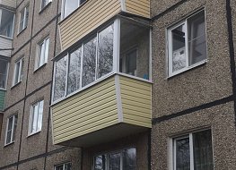 Остекление балкона алюминиевыми раздвижными окнами. Холодный вариант остекления. Обшивка сайдингом снаружи и отделка внутри. https://spektr-33.ru