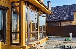 Остекление террасы ламинированными окнами ПВХ, входная дверь. Однокамерный стеклопакет, профиль Brusbox. https://spektr-33.ru tab